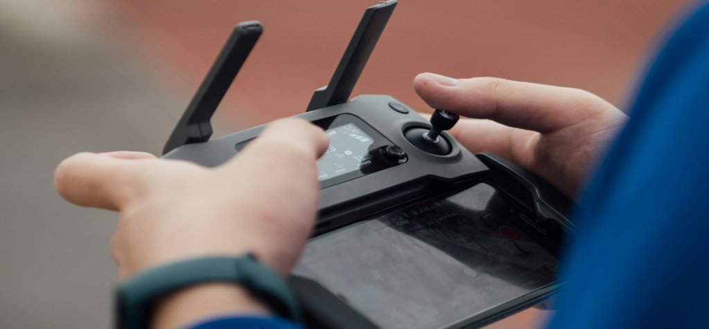 コントローラーを操作する人の手元