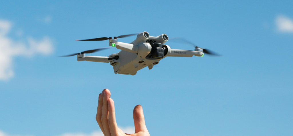 手の上でホバリングするドローン