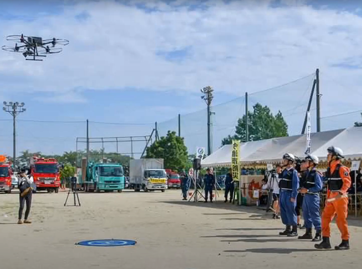 ドローンを操縦している人々