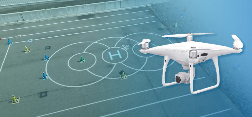 練習場上空を飛行するドローン