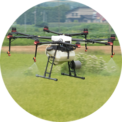 田んぼに農薬を散布するドローン