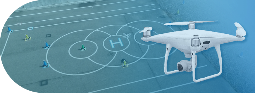 練習場上空を飛行するドローン