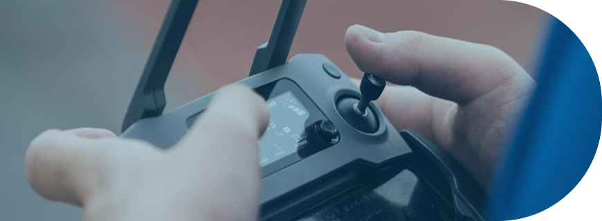 コントローラーを操作する人の手元