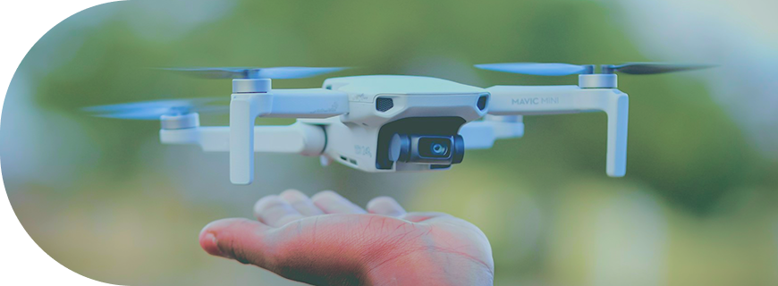 手の上でホバリングするドローン
