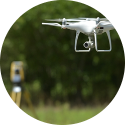 ホバリングするドローン