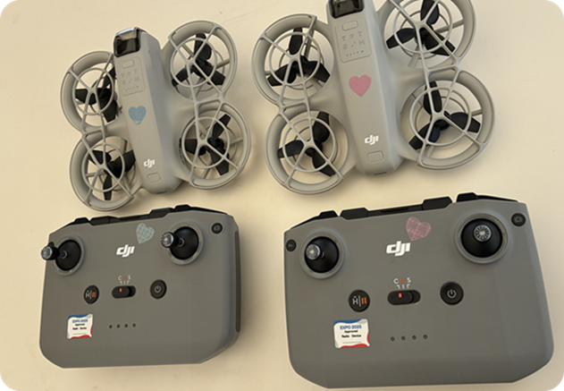 ドローンとコントローラーのセット２つ